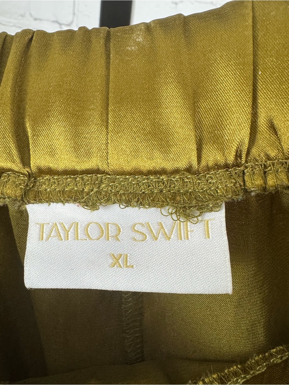 Official Taylor Swift Fearless (Taylor's Version) Gold Satin Pajama Set XL - Picture 9 of 13